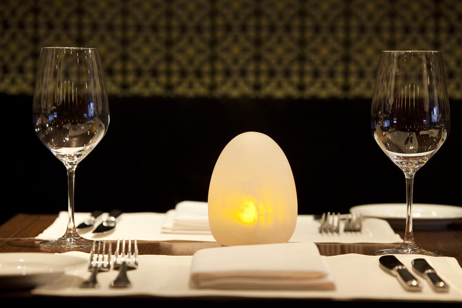 White Marble Medium Egg Holder SCH2700WM